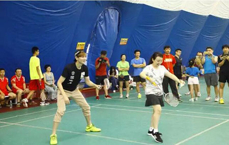 5世界羽毛球冠軍鮑春來，著名演員關玲與選手打友誼賽.jpg