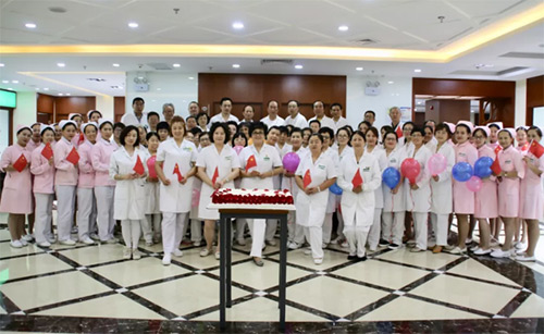 6慈銘體檢大北窯分院為在崗在職的醫師們慶祝“中國醫師節”.jpg 6慈銘體檢大北窯分院為在崗在職的醫師們慶祝“中國醫師節”.jpg