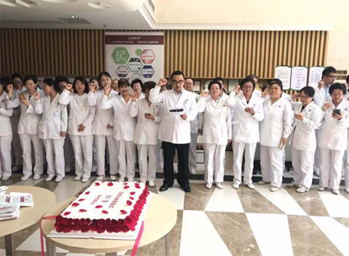 8慈銘體檢奧亞分院為在崗在職的醫師們慶祝“中國醫師節”.jpg 8慈銘體檢奧亞分院為在崗在職的醫師們慶祝“中國醫師節”.jpg