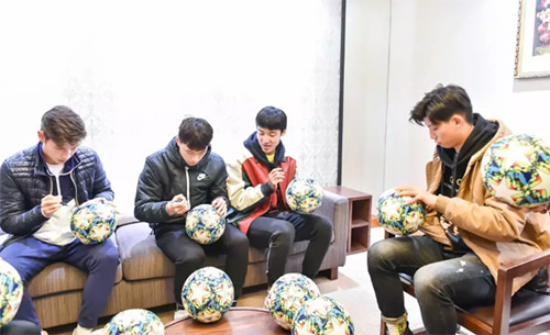 7中赫國(guó)安知名球員在慈銘簽名足球3.jpg 7中赫國(guó)安知名球員在慈銘簽名足球3.jpg