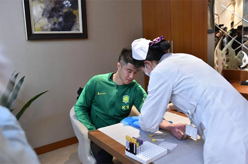9慈銘奧亞醫(yī)護(hù)人員給中赫國(guó)安球員采血.jpg 9慈銘奧亞醫(yī)護(hù)人員給中赫國(guó)安球員采血.jpg