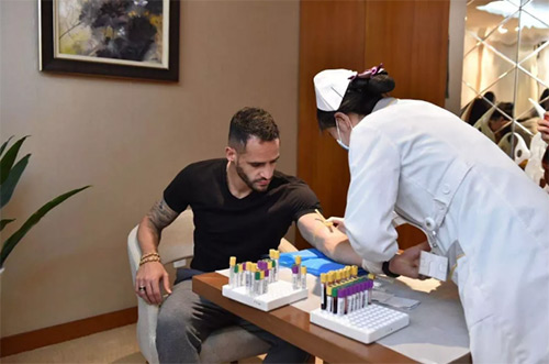 10慈銘奧亞醫(yī)護(hù)人員給中赫國(guó)安球員采血2.jpg 10慈銘奧亞醫(yī)護(hù)人員給中赫國(guó)安球員采血2.jpg