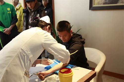 11慈銘奧亞醫(yī)護(hù)人員給中赫國(guó)安球員采血3.jpg 11慈銘奧亞醫(yī)護(hù)人員給中赫國(guó)安球員采血3.jpg