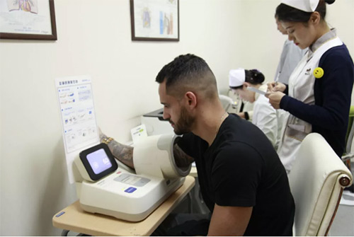 12慈銘奧亞醫(yī)護(hù)人員給中赫國(guó)安球員測(cè)量血壓.jpg 12慈銘奧亞醫(yī)護(hù)人員給中赫國(guó)安球員測(cè)量血壓.jpg