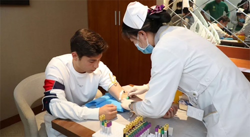 13慈銘奧亞醫(yī)護(hù)人員給中赫國(guó)安球員采血4.jpg 13慈銘奧亞醫(yī)護(hù)人員給中赫國(guó)安球員采血4.jpg