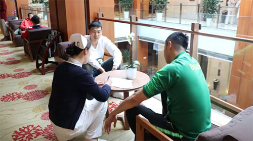 14慈銘醫(yī)護(hù)人員幫國(guó)安球員安排體檢.jpg 14慈銘醫(yī)護(hù)人員幫國(guó)安球員安排體檢.jpg