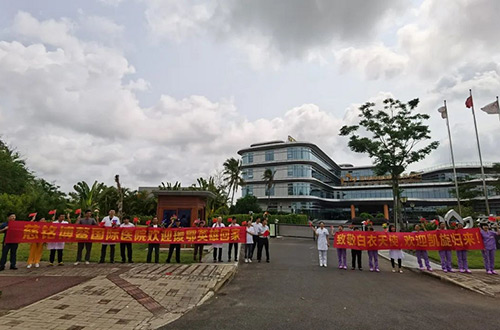 10慈銘體檢集團董事長胡波書記在海南博鰲迎接醫療隊員凱旋.jpg 10慈銘體檢集團董事長胡波書記在海南博鰲迎接醫療隊員凱旋.jpg