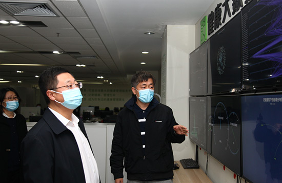 4工作人員向常司長介紹大數(shù)據(jù)運(yùn)行中心.jpg 4工作人員向常司長介紹大數(shù)據(jù)運(yùn)行中心.jpg